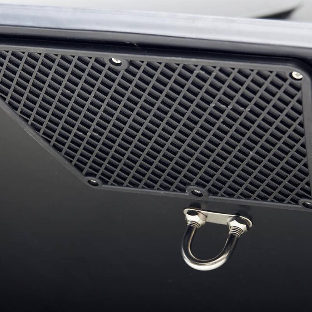 prologic-70719-4 An dem robusten Heckspiegel können auch schwerere Motoren angebracht werden.