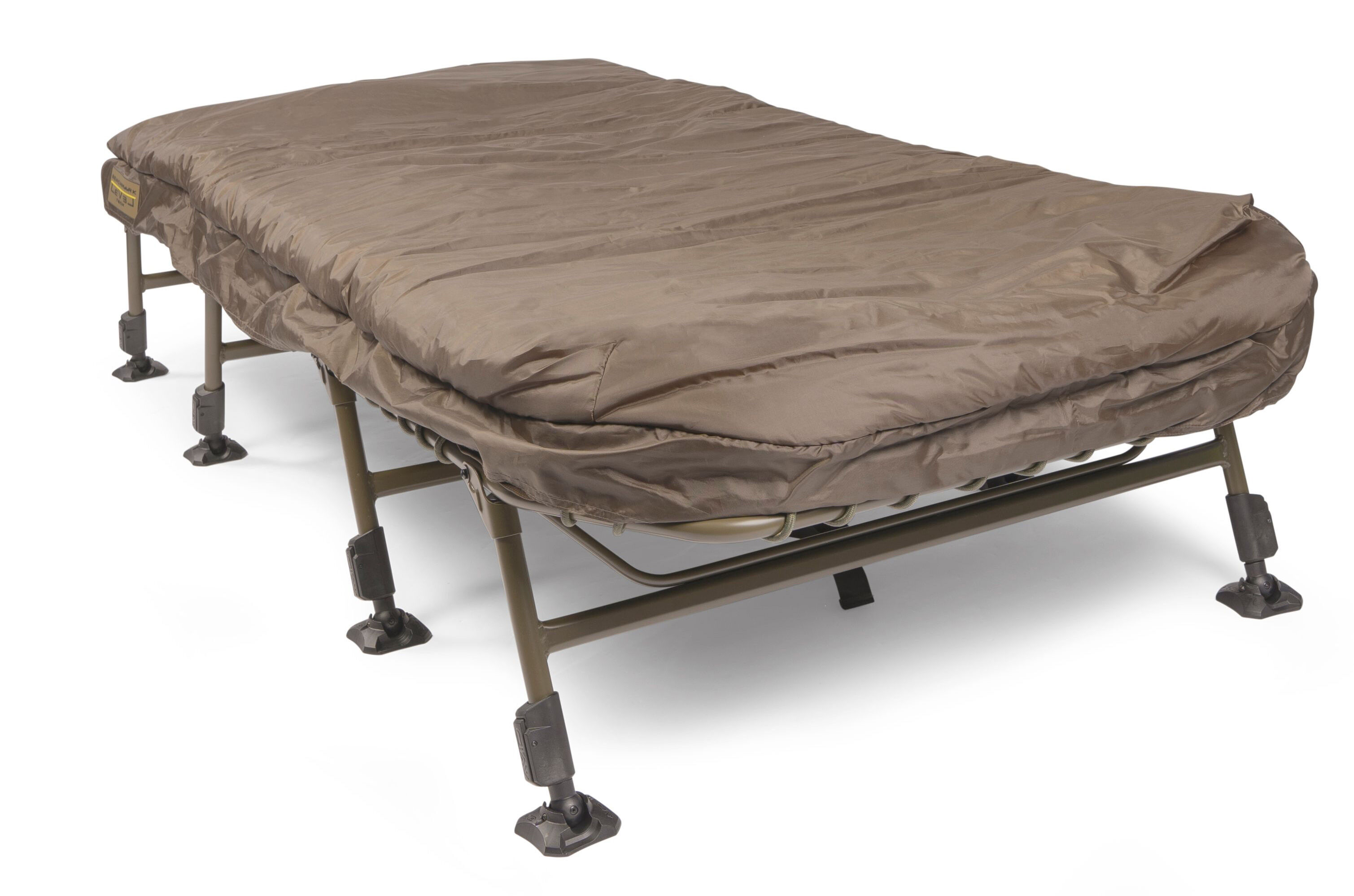 Cómoda silla cama de pesca para pescadores de carpas, perfecta para largas noches junto al agua.