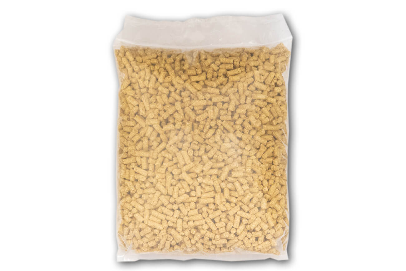 Eine durchsichtige Plastiktüte, gefüllt mit hellbraunen Karpfen-Angelpellets zum Ködern und Füttern.