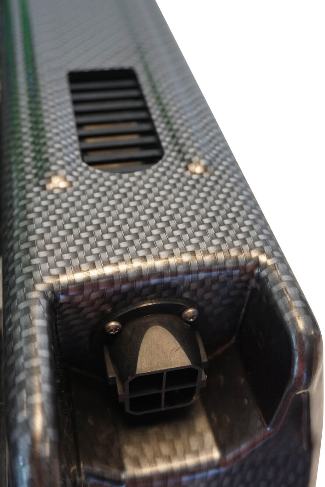 bait-boat-engine Nahaufnahme eines hochwertigen elektronischen Bissanzeigers für Karpfenangler.