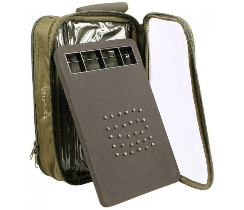Trakker-NXG_Compact_Tackle_pouch-1 Boîte à matériel compacte pour la pêche à la carpe, dotée de compartiments organisés pour les appâts et les outils.