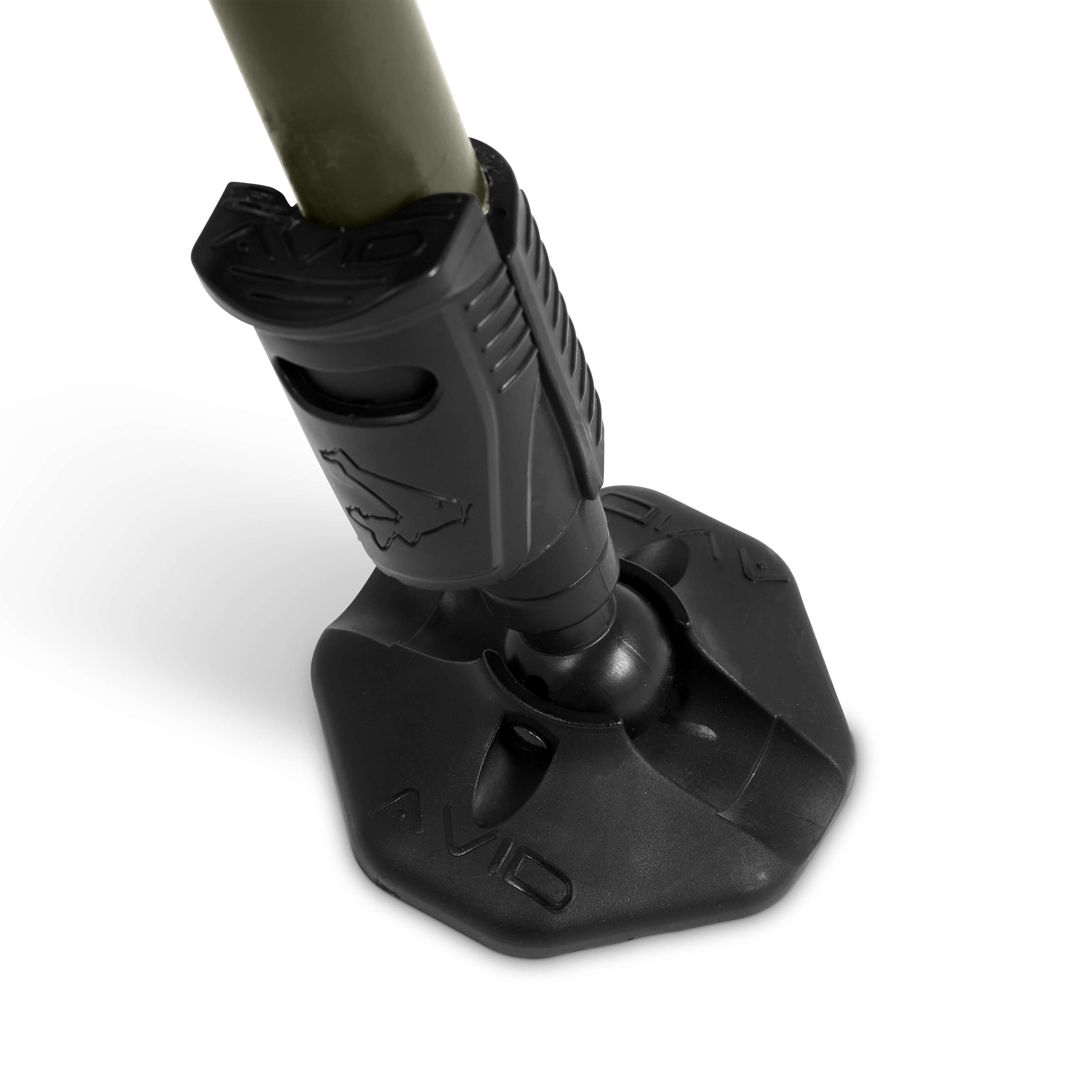 Primer plano de una base resistente para cañas, perfecta para la estabilidad en la pesca de carpas.