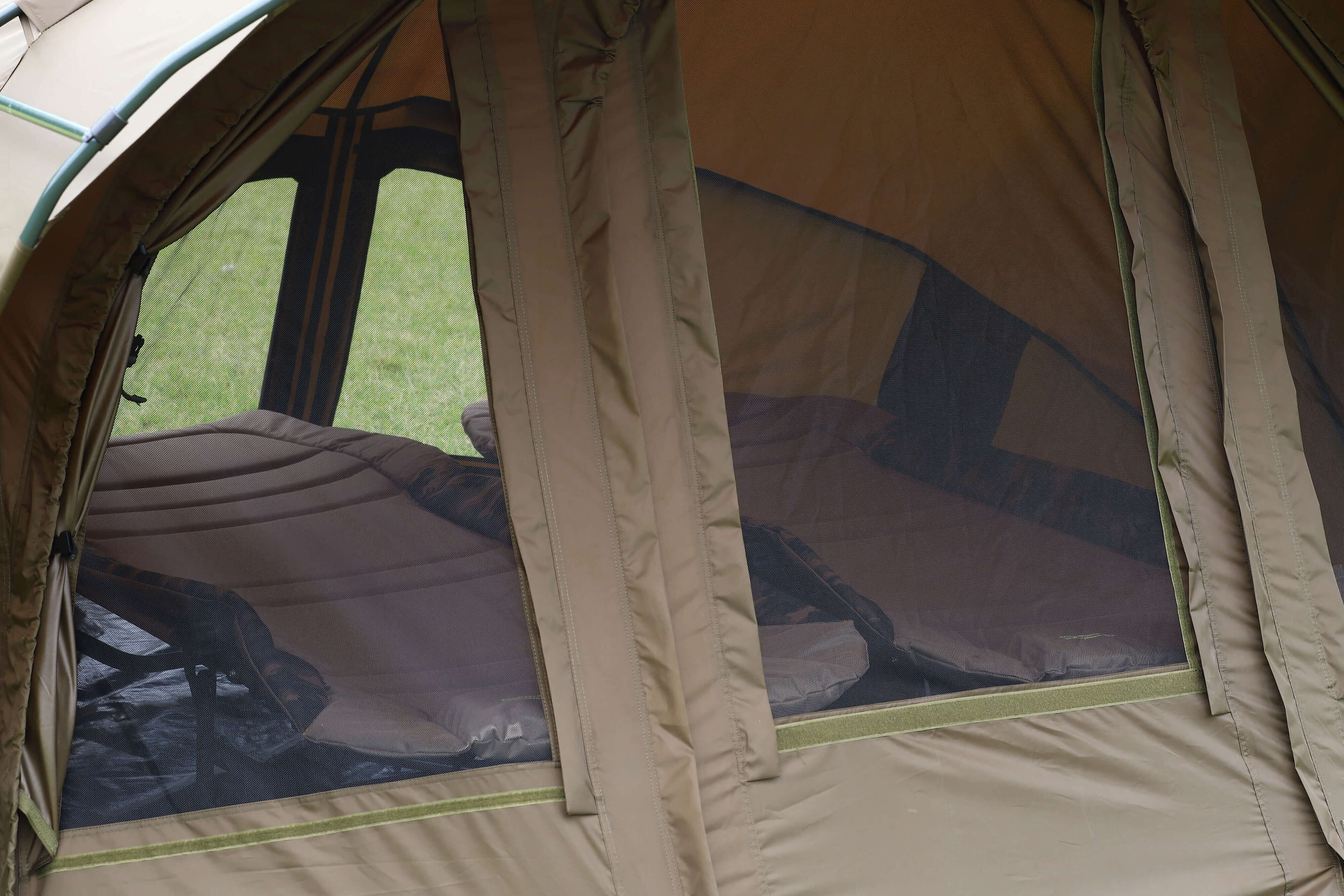 bivy-mit-fenster Comodi lettini da pesca all'interno di una spaziosa tenda da pesca per carpisti.