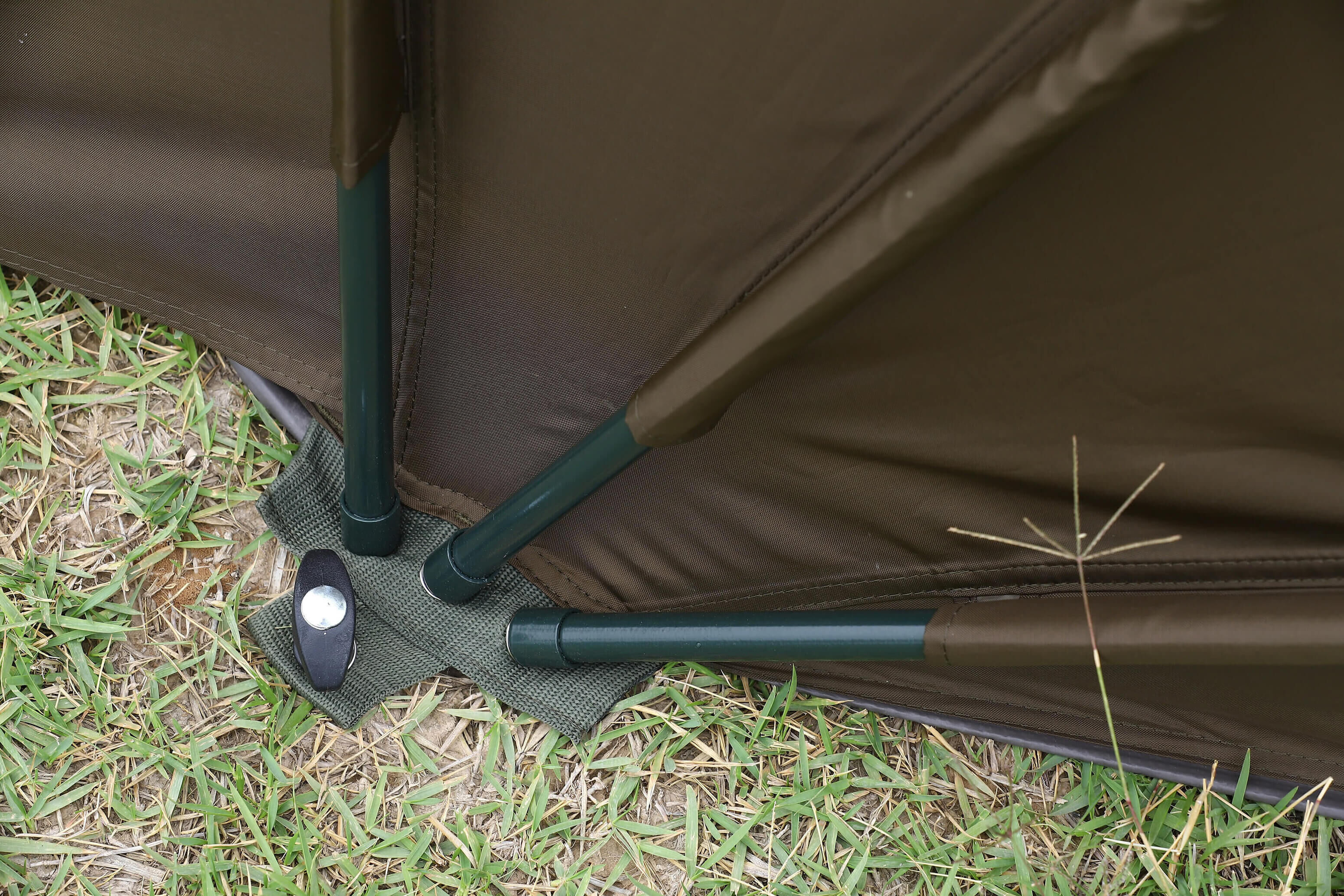 Primo piano di una robusta base per palo da tenda da pesca, essenziale per le attrezzature per la pesca alla carpa.