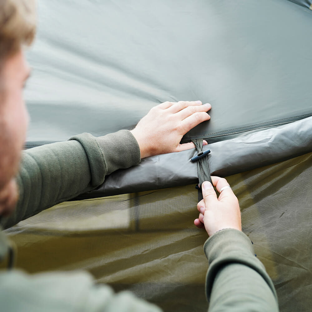 03-A0530015-screenhouse-3d-ls Die Moskitofenster können bei Regen komplett geschlossen werden.