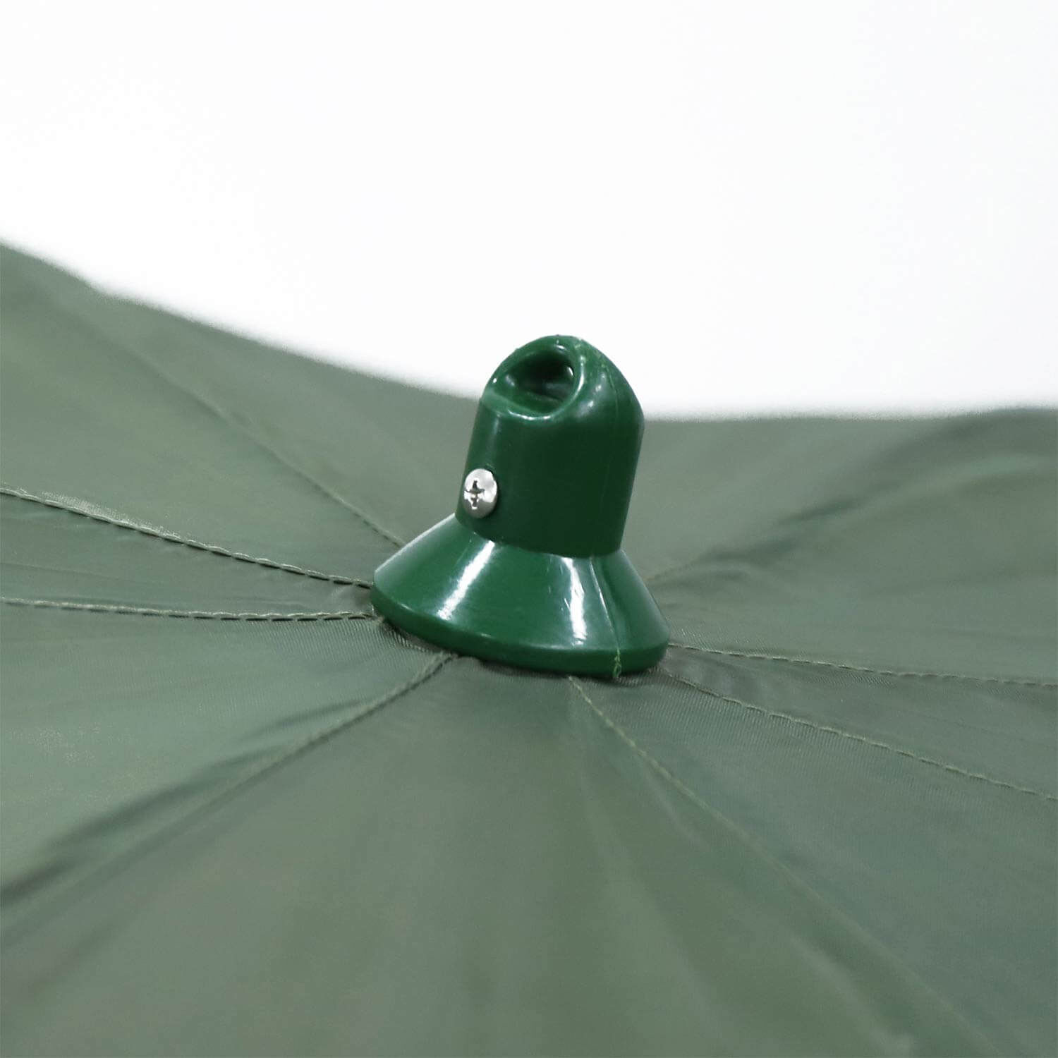 angelschirm-3meter-2 Gros plan d'un parapluie de pêche vert avec une fixation sécurisée pour plus de stabilité.