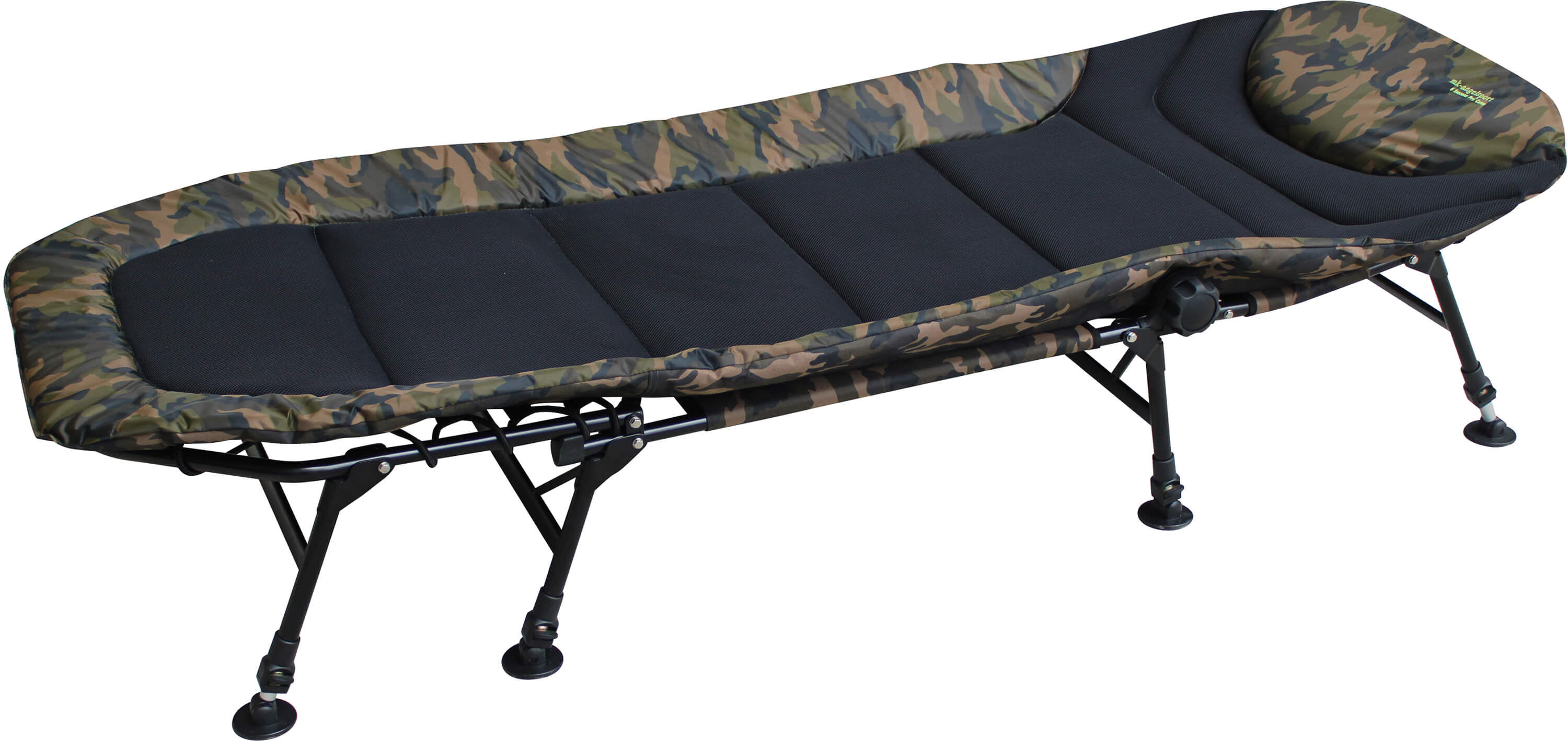 Pohodlné camo rybářské lehátko pro rybáře, ideální pro dlouhé sezení u vody.