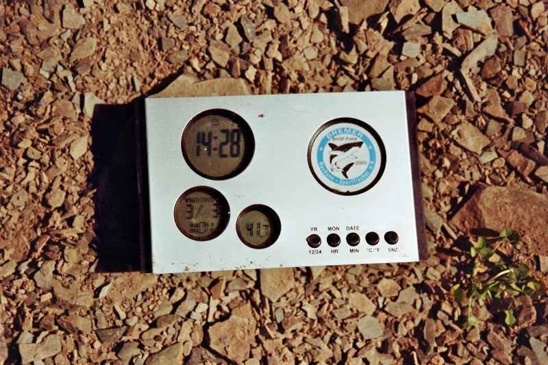 Thermometer Digitaler Angeltimer und Thermometer auf felsigem Untergrund, unverzichtbar beim Karpfenangeln.