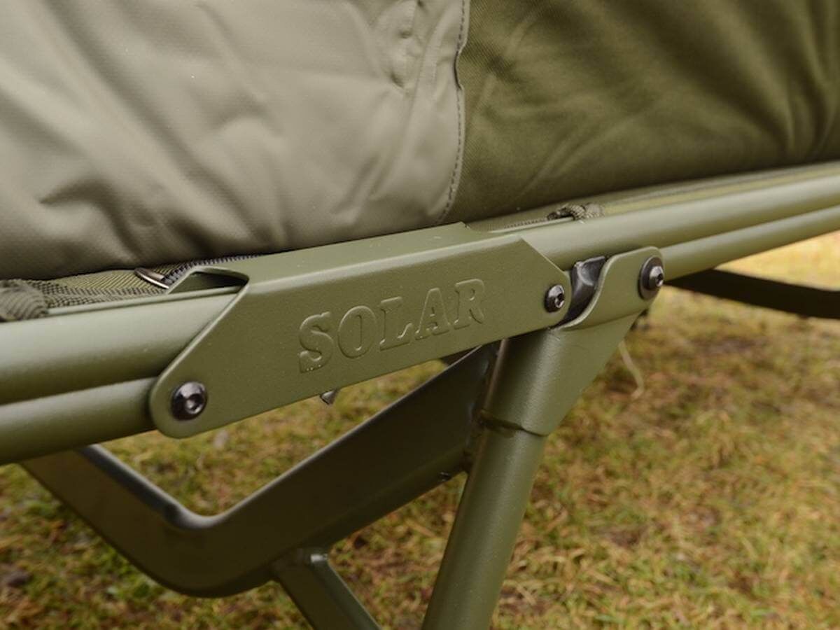 solar-bedchair_3 Silla de pesca solar duradera diseñada para brindar comodidad durante largas sesiones de pesca de carpas.