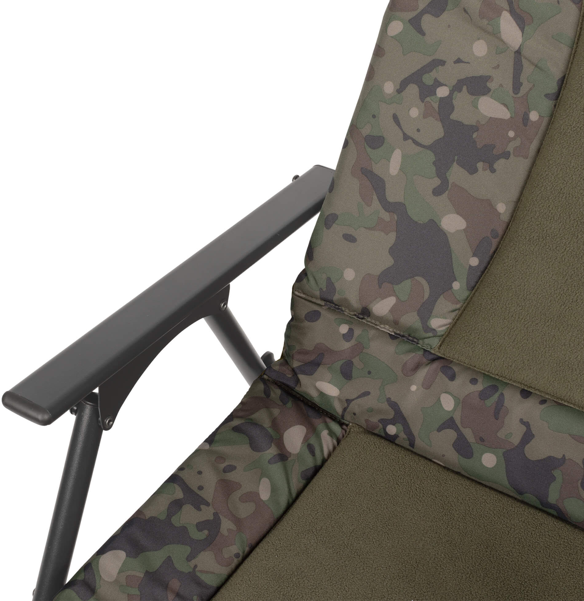 Chaise de pêche camouflage confortable pour de longues heures de pêche à la carpe.