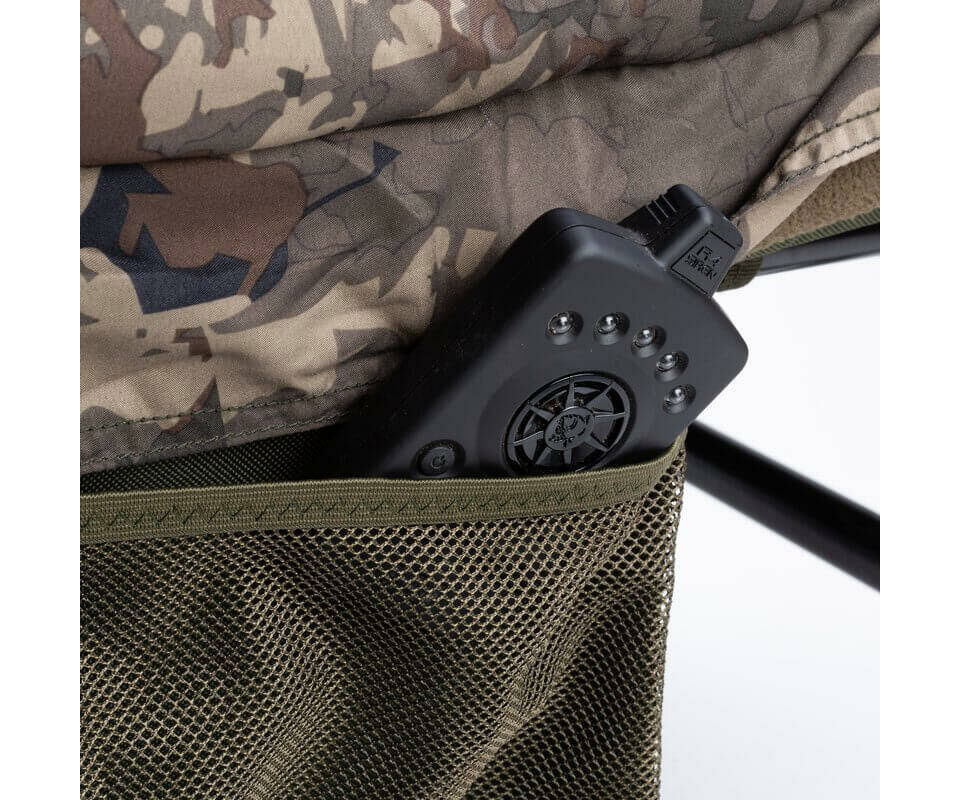 Nash-T9505-5 Das Nash Bedchair beinhaltet eine kleine Tasche für Handy oder Schlüssel.