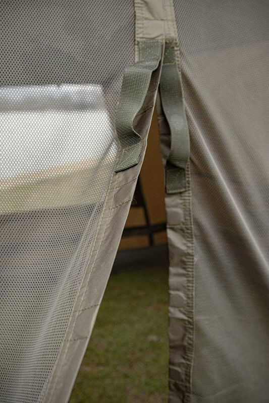 Primo piano dell'ingresso di una tenda da pesca, con rete resistente e chiusure sicure.