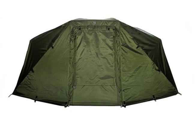 469_2 Amplia tienda de pesca verde diseñada para pescadores de carpas, que ofrece refugio y comodidad.
