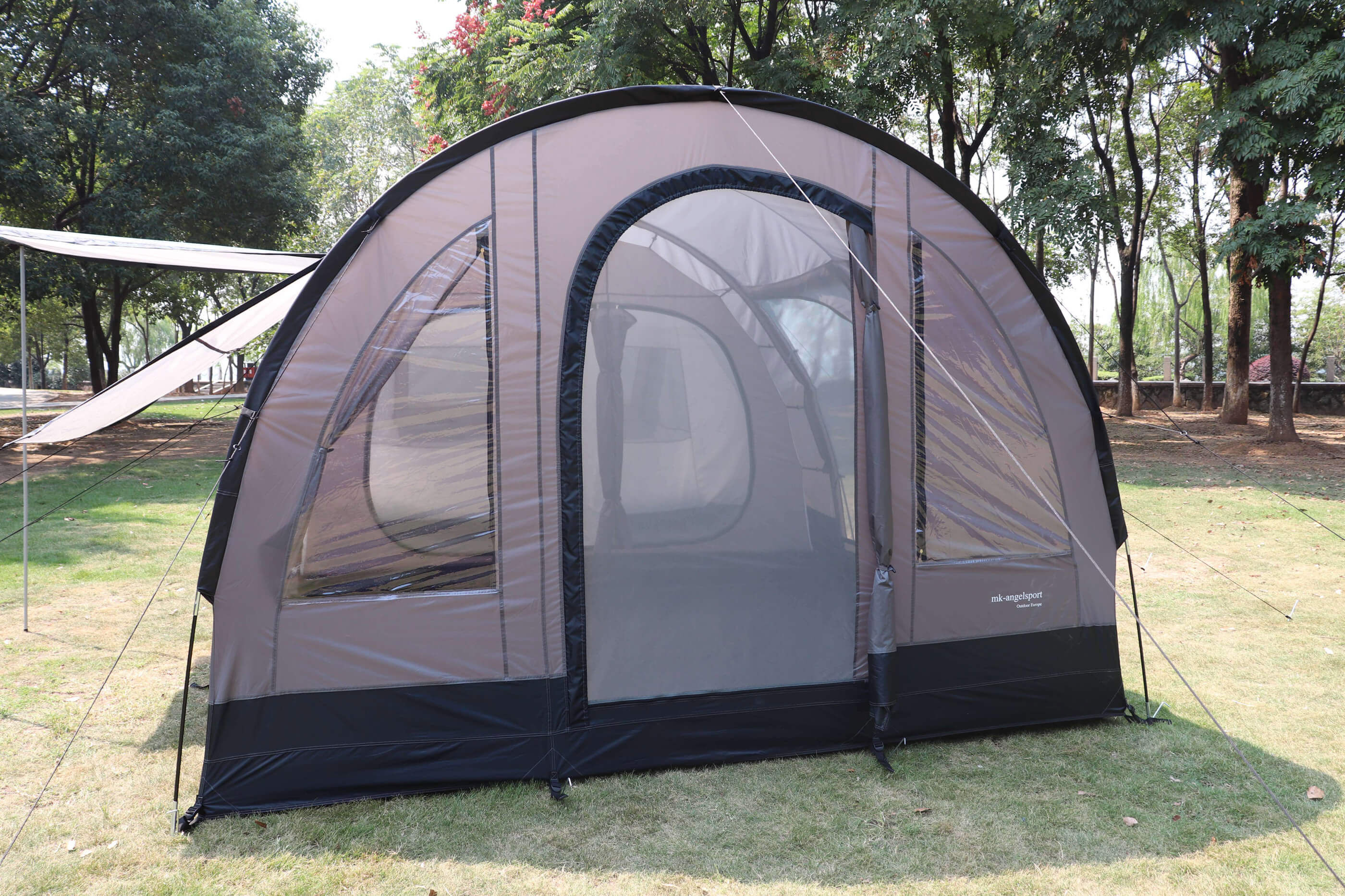 campingzelt-4-personen-8 Amplia carpa de pesca diseñada para brindar comodidad y protección durante los viajes de pesca de carpas.