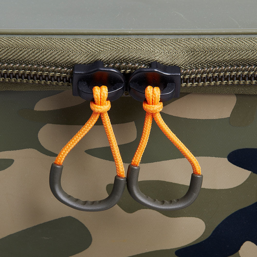 prologic-bag-72706-5 Nahaufnahme einer robusten Angeltasche mit Reißverschluss, perfekt für Karpfenangelausrüstung.