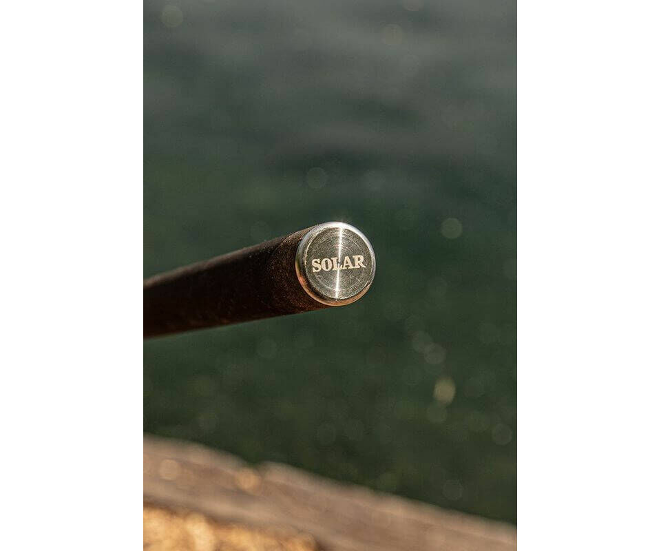 solar-tackle-P1BL42X-bow-loc-upgraded-6 Die Enden des Kescherstabes besitzen ein Edelstahl Finish mit gefrästem Solar Logo.