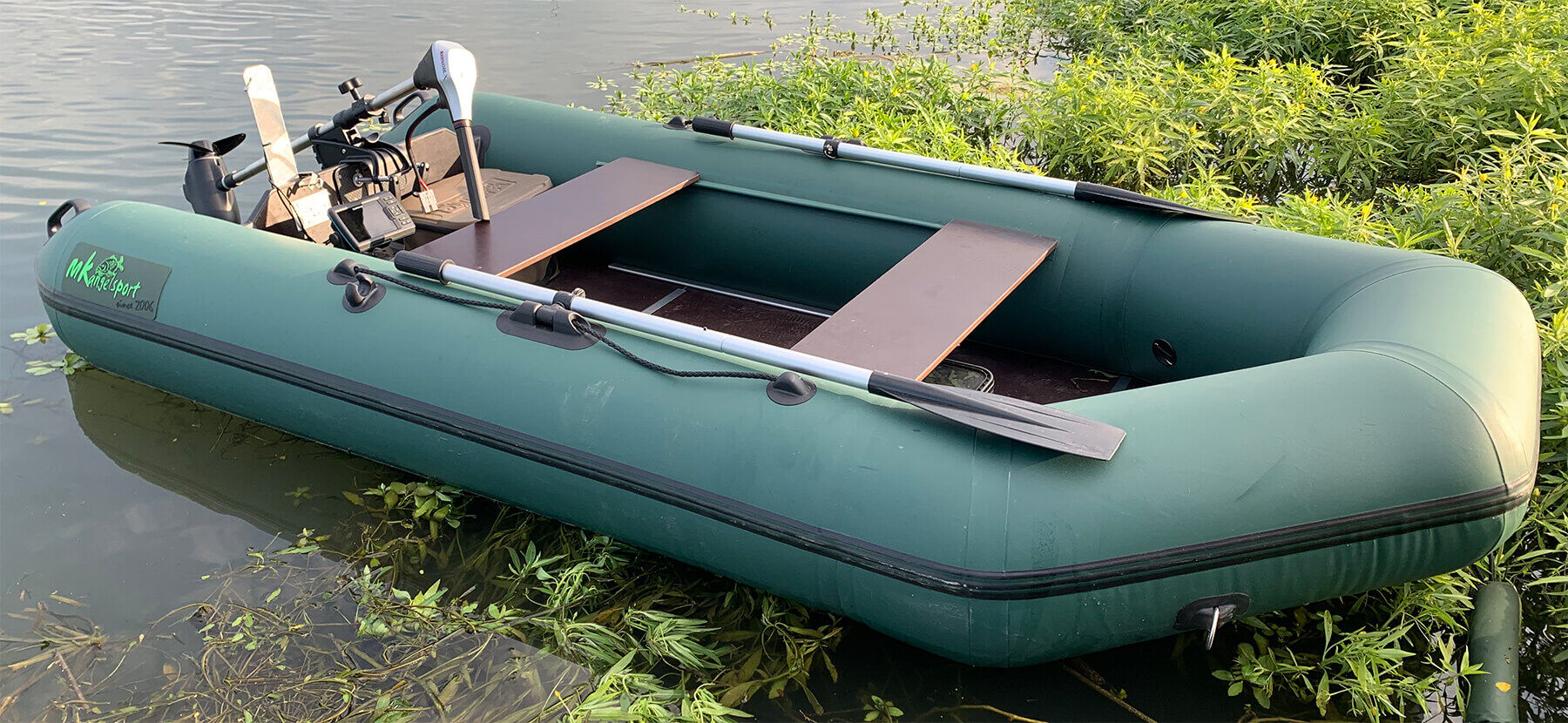 Aufblasbares Fischerboot, ausgestattet zum Karpfenangeln, ideal für den Zugang zu abgelegenen Orten.