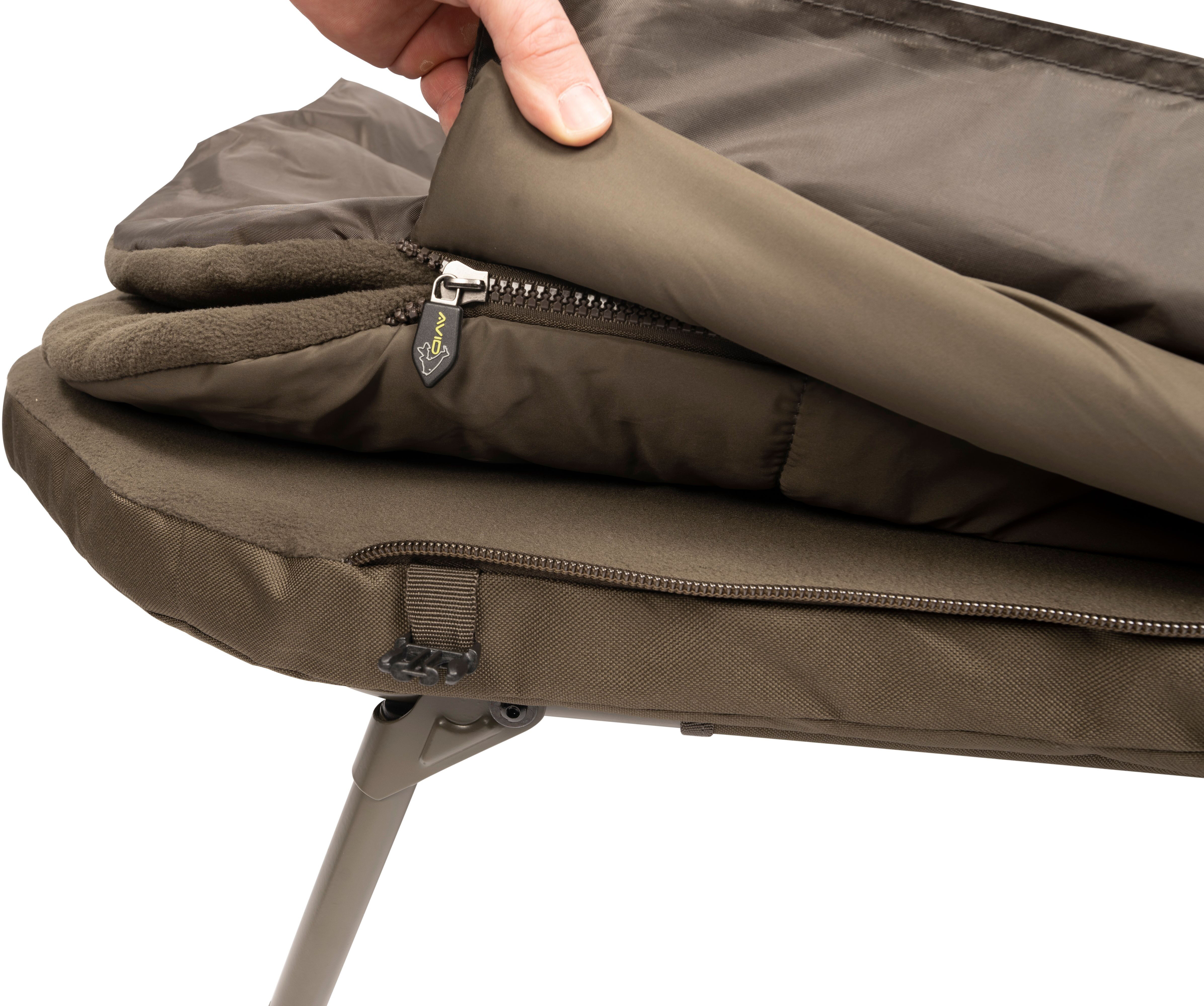 Cómoda cama de pesca con funda suave, perfecta para largas sesiones de pesca de carpas.