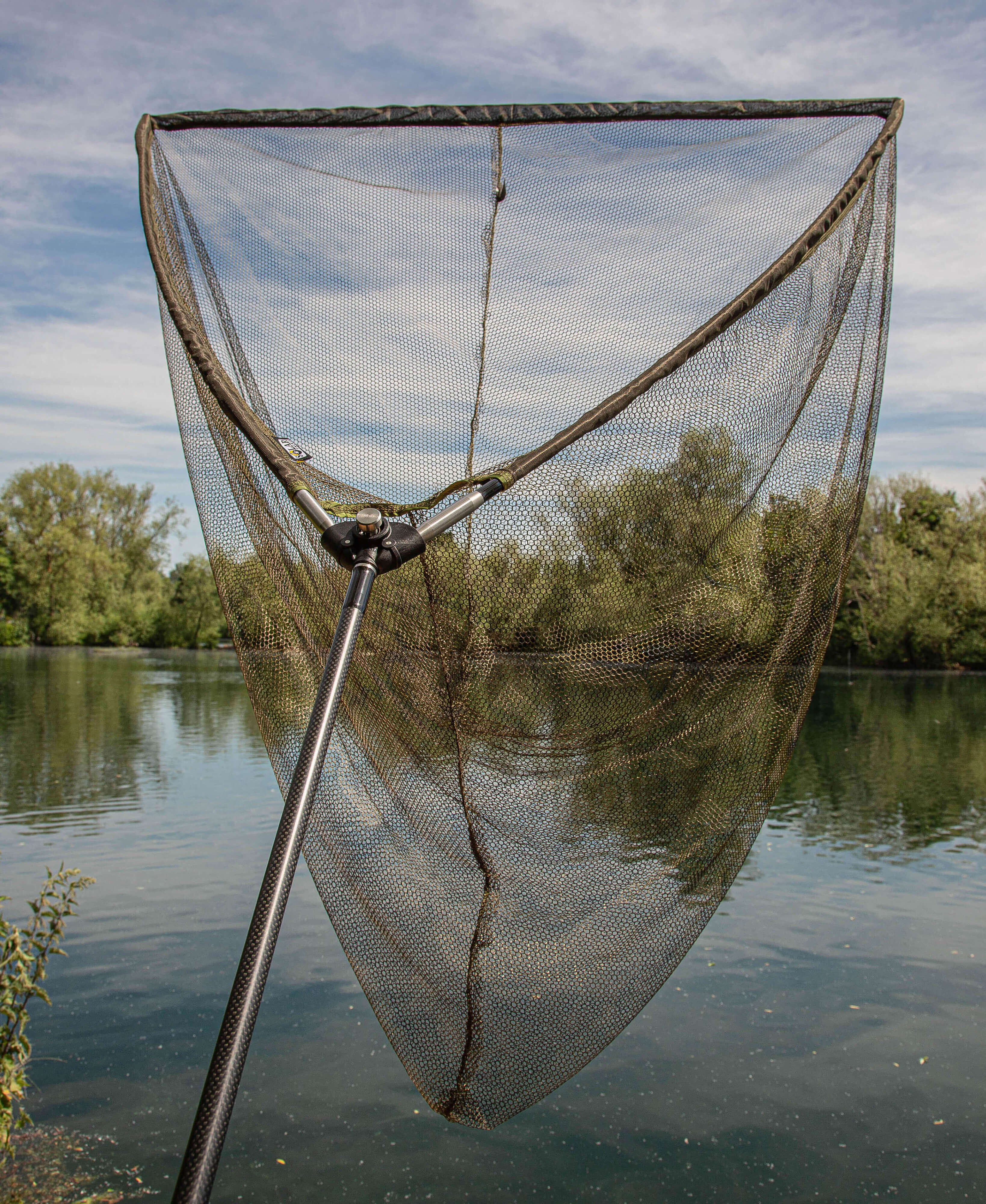 Una rete da pesca pronta all'uso, indispensabile per catturare le carpe durante le battute di pesca.