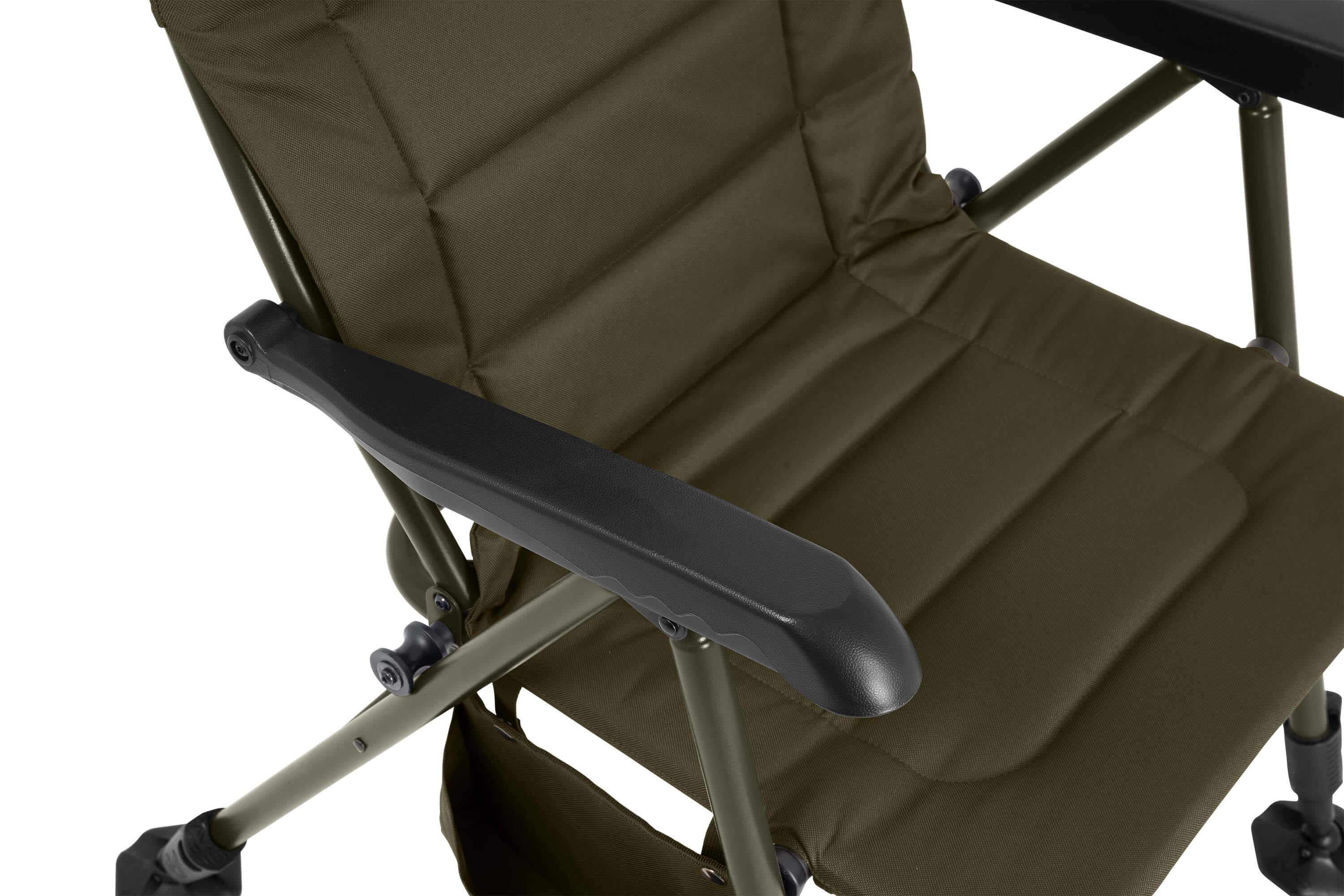 Cómoda silla de pesca con resistentes reposabrazos, perfecta para largas sesiones de pesca de carpas.