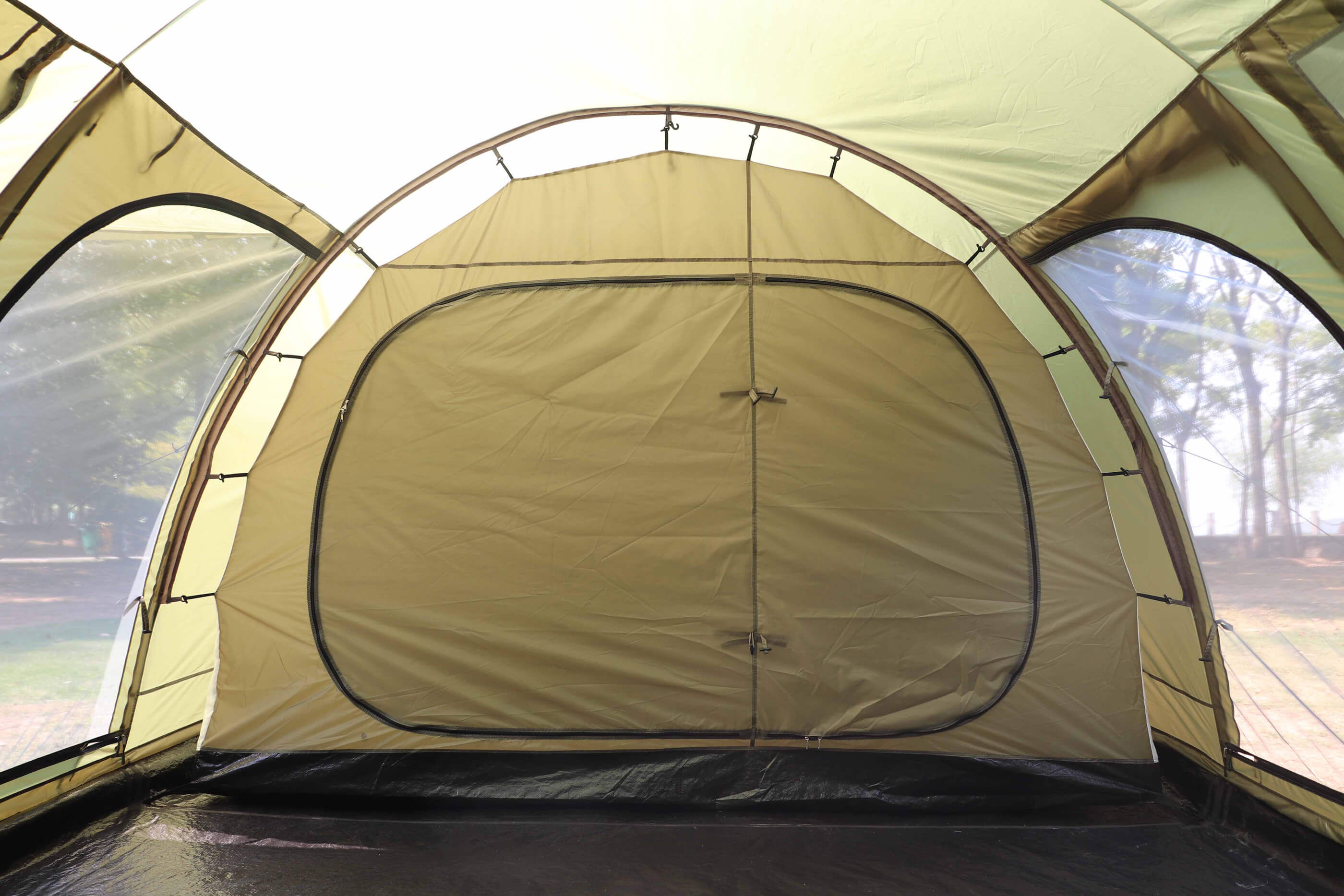 tunnelzelt-4-personen-6 Die verschließbare Belüftungsöffnungen über den Fenstern ermöglichen eine gute Zirkulation.