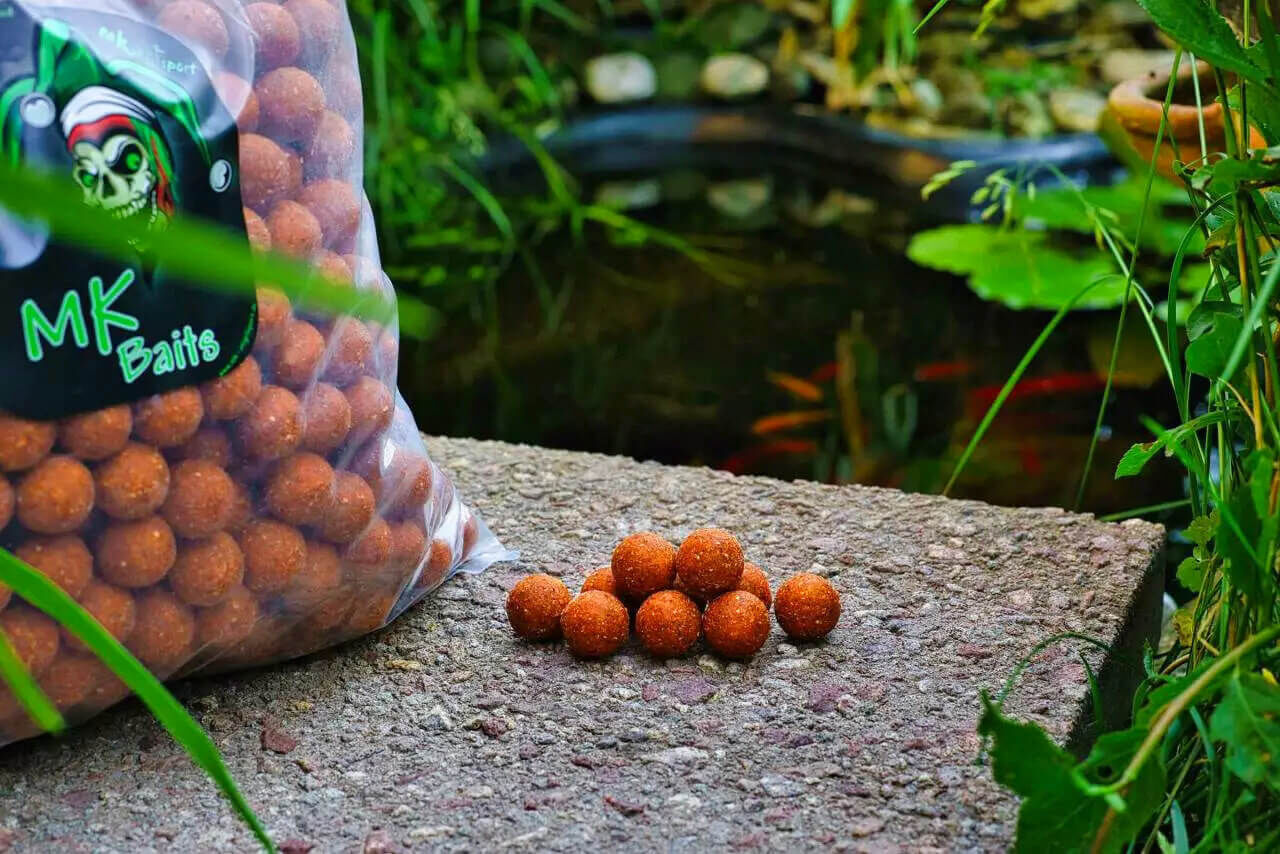 Boules d'appât carpe de haute qualité de MK Baits, parfaites pour attirer les carpes pendant la pêche.