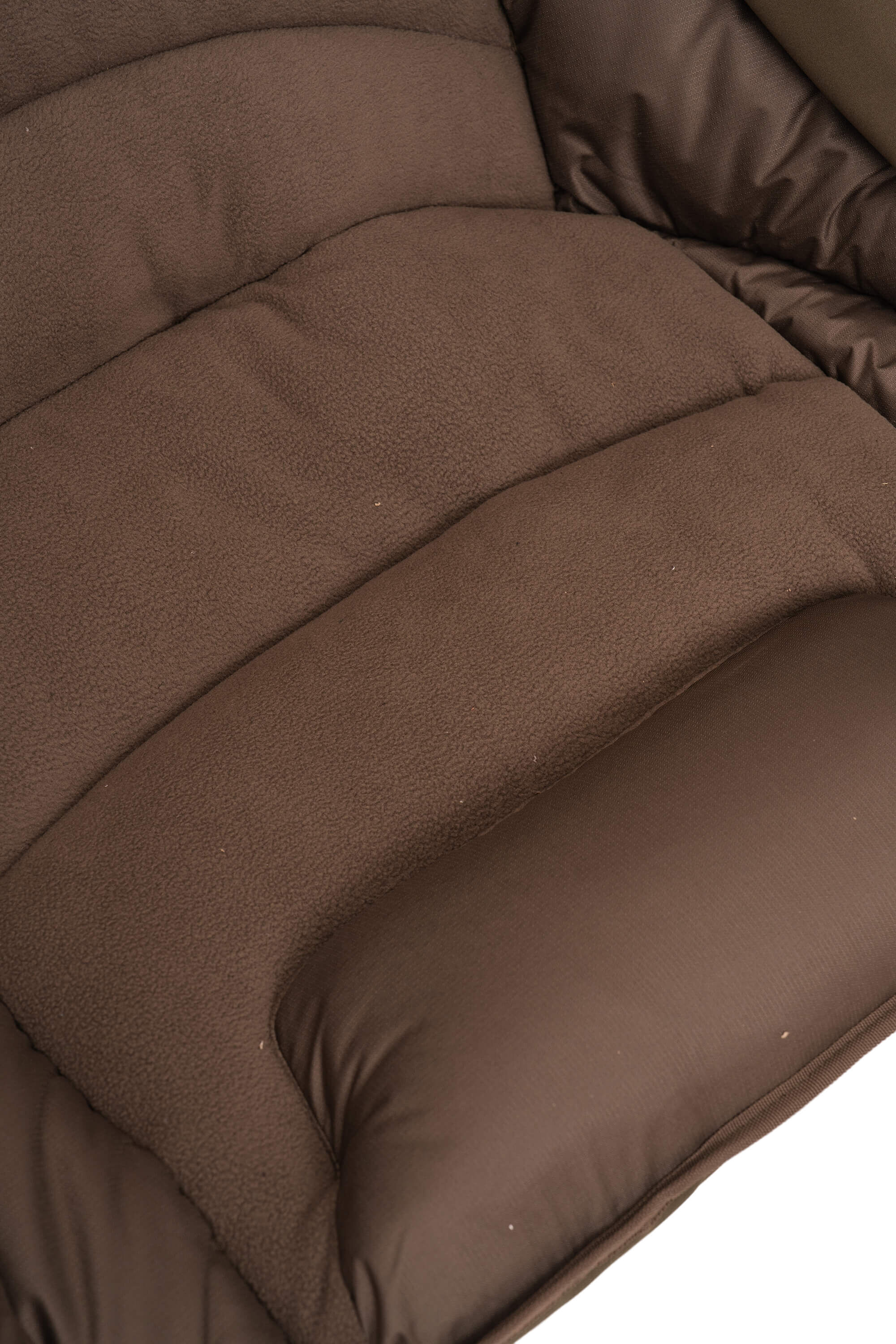 Coussin de chaise de pêche marron confortable pour de longues heures de pêche à la carpe.