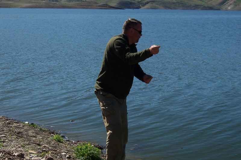 Handleine-2 Angler wirft eine Leine ins Wasser, bereit für ein erfolgreiches Karpfenangelerlebnis.