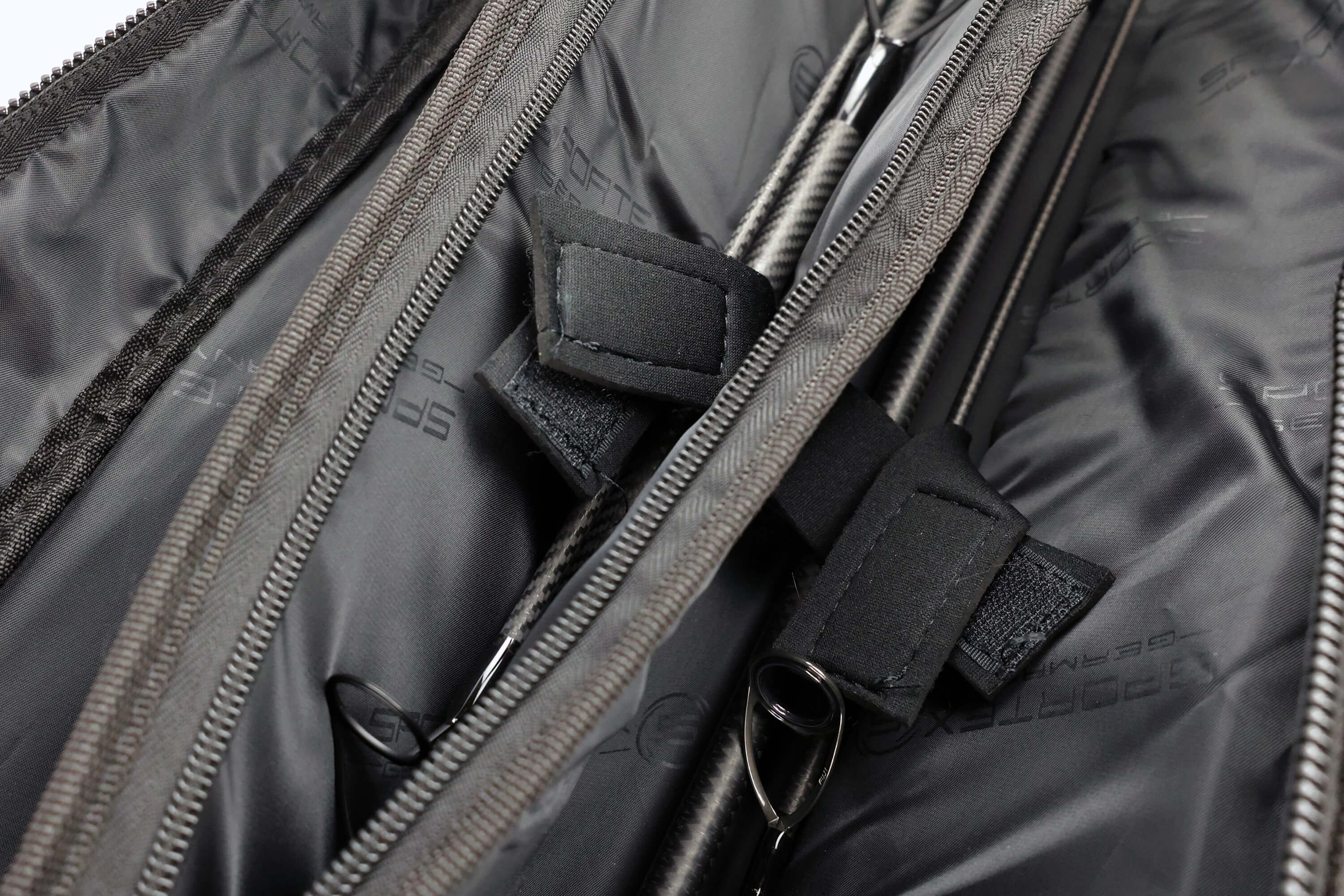 Close-up van een tas voor visgerei met veilige compartimenten voor hengels en accessoires.
