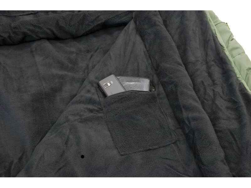 THE-SNOOZE-3-Season-XL-NANO-Schlafsack-Peachskin_b9-png549029b7bd499 Comodo lettino da pesca con una tasca per gli oggetti essenziali come un telefono, perfetto per i carpisti.