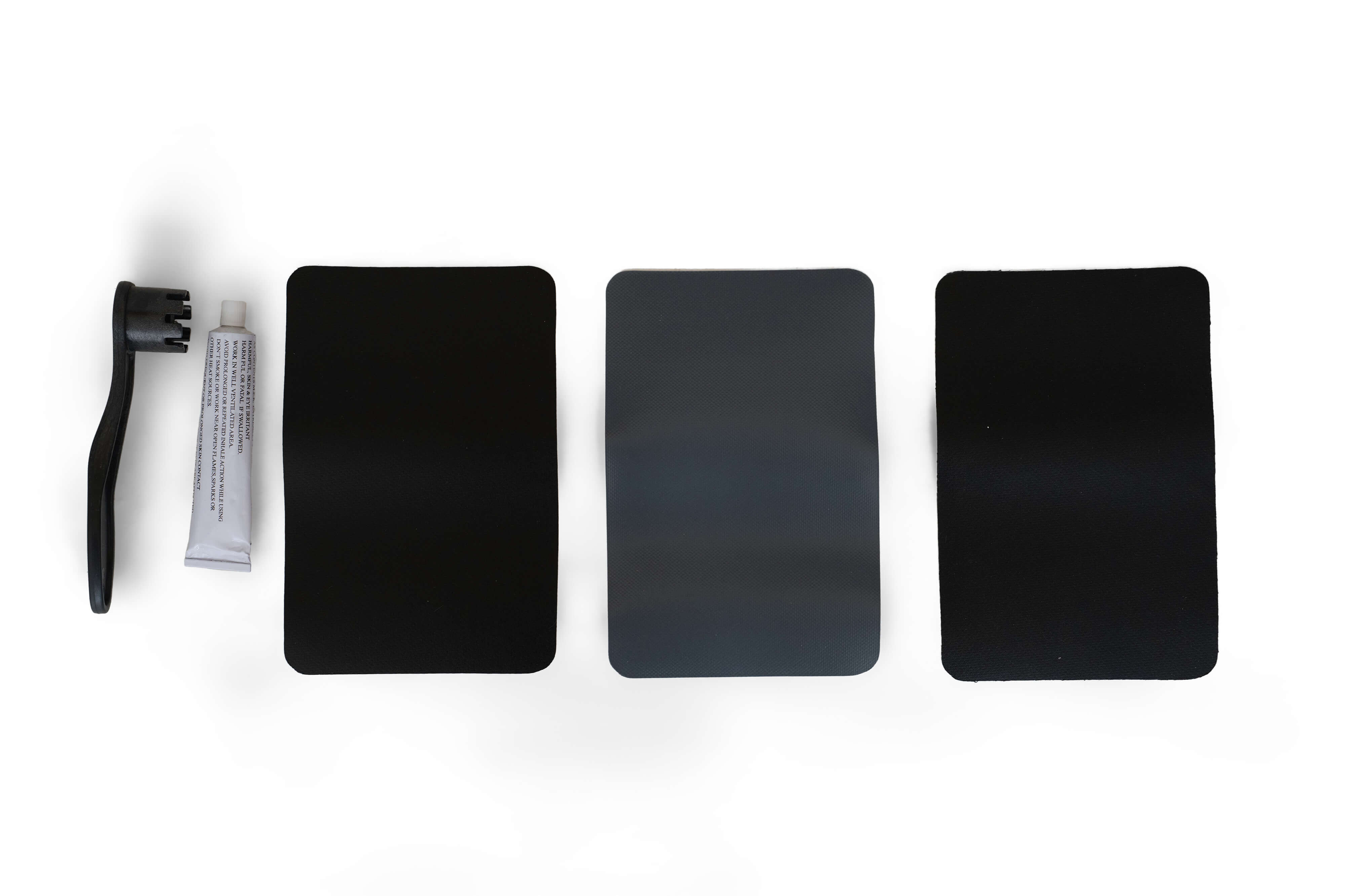 Essentiële reparatieset voor karpervissen met pleisters, lijm en gereedschap voor snelle reparaties.