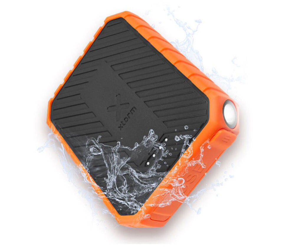 Duurzame waterdichte powerbank, ideaal voor vissers om apparaten opgeladen te houden tijdens het vissen.