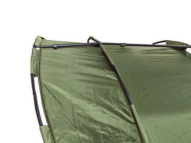 HOT-SPOT-Rock-1-Man-Bivvy_b9-png Odolný zelený rybářský stan s pevnými tyčemi, ideální pro venkovní dobrodružství kaprařů.
