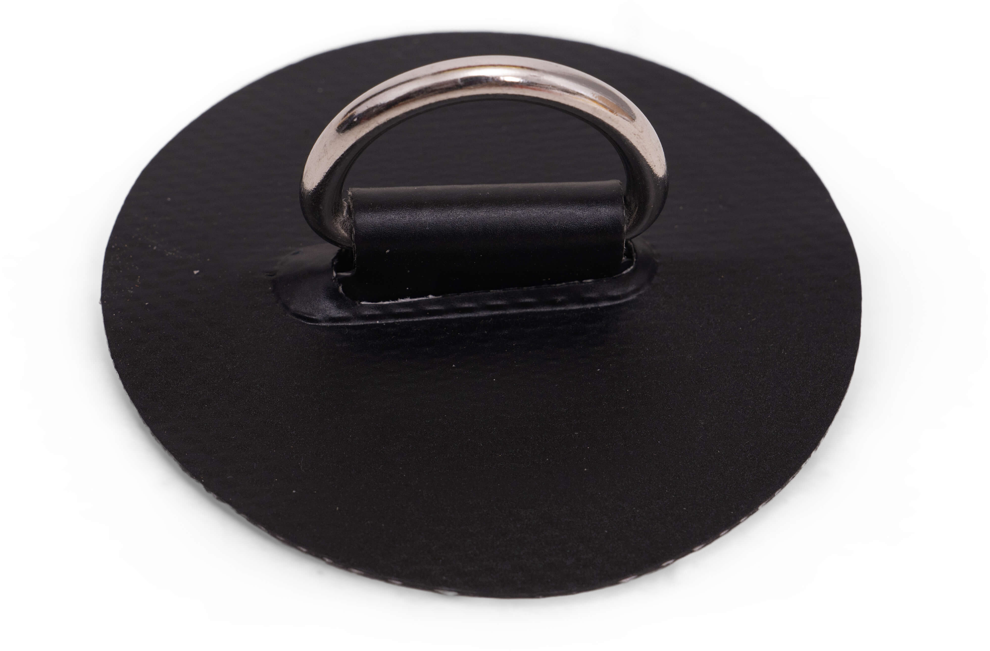 Resistente accessorio per attrezzatura da pesca nero con un robusto anello in metallo per un fissaggio sicuro.