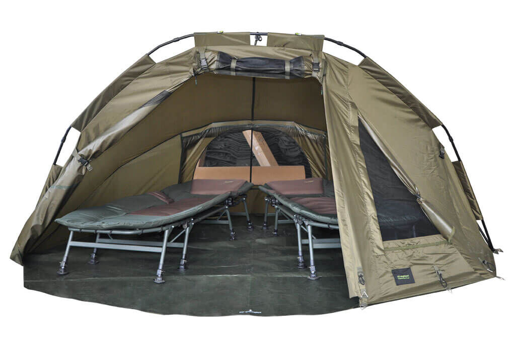 bivvy-aufgebaut Spaziosa tenda da pesca con comodi letti per carpisti, perfetta per lunghe sessioni.