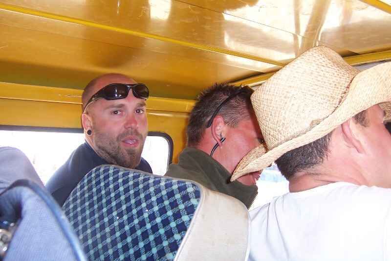 Gelber-Blitz-4 Angler genießen eine Bootsfahrt und bereiten sich auf einen Tag voller Abenteuer beim Karpfenangeln vor.