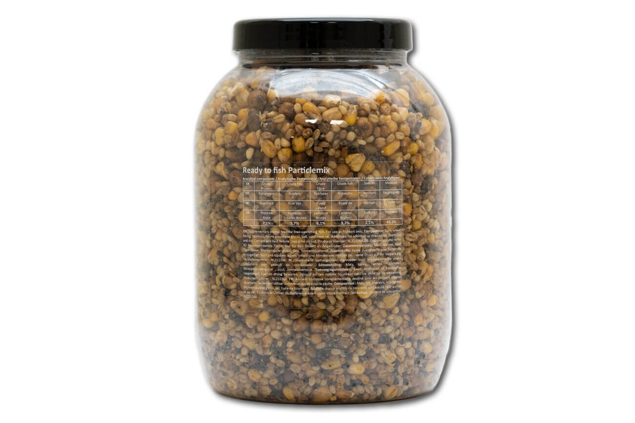 Partikel-Mix - vorbereitetet - 5 Kg Sessionpack Ein großes, durchsichtiges Plastikgefäß, gefüllt mit einer fischfertigen Partikelmischung für Karpfenköder.