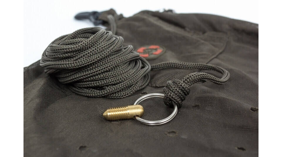 T0170-nash Die Heavy Duty Leinen sind mit einem Stahl-Ring samt Gewinde ausgestattet, so dass der Nash Karpfensack sicher an einem Bankstick befestigt werden kann.