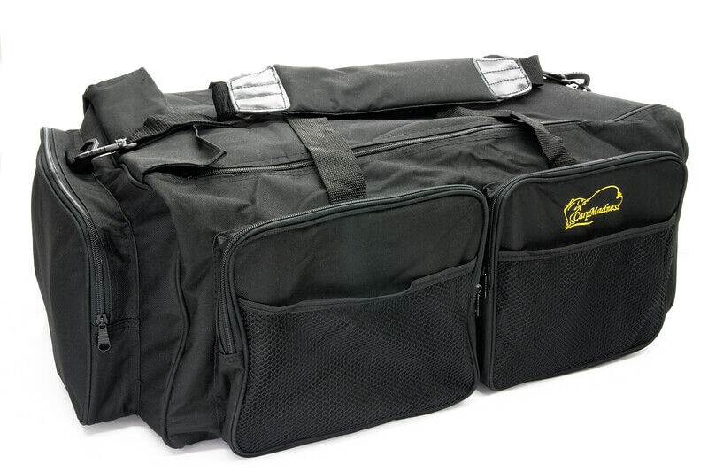 bait-boat-baggage Robuste schwarze Karpfenangeltasche mit mehreren Fächern zur Organisation der Angelausrüstung.