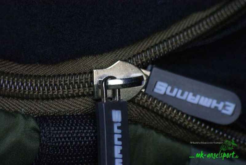 PRO-ZONE-DLX-2-in-1-Schlafsack-_b13-png549c177d53457 Close-up van een duurzame ritssluiting op een tas voor visgerei, ideaal voor karpervisuitrusting.