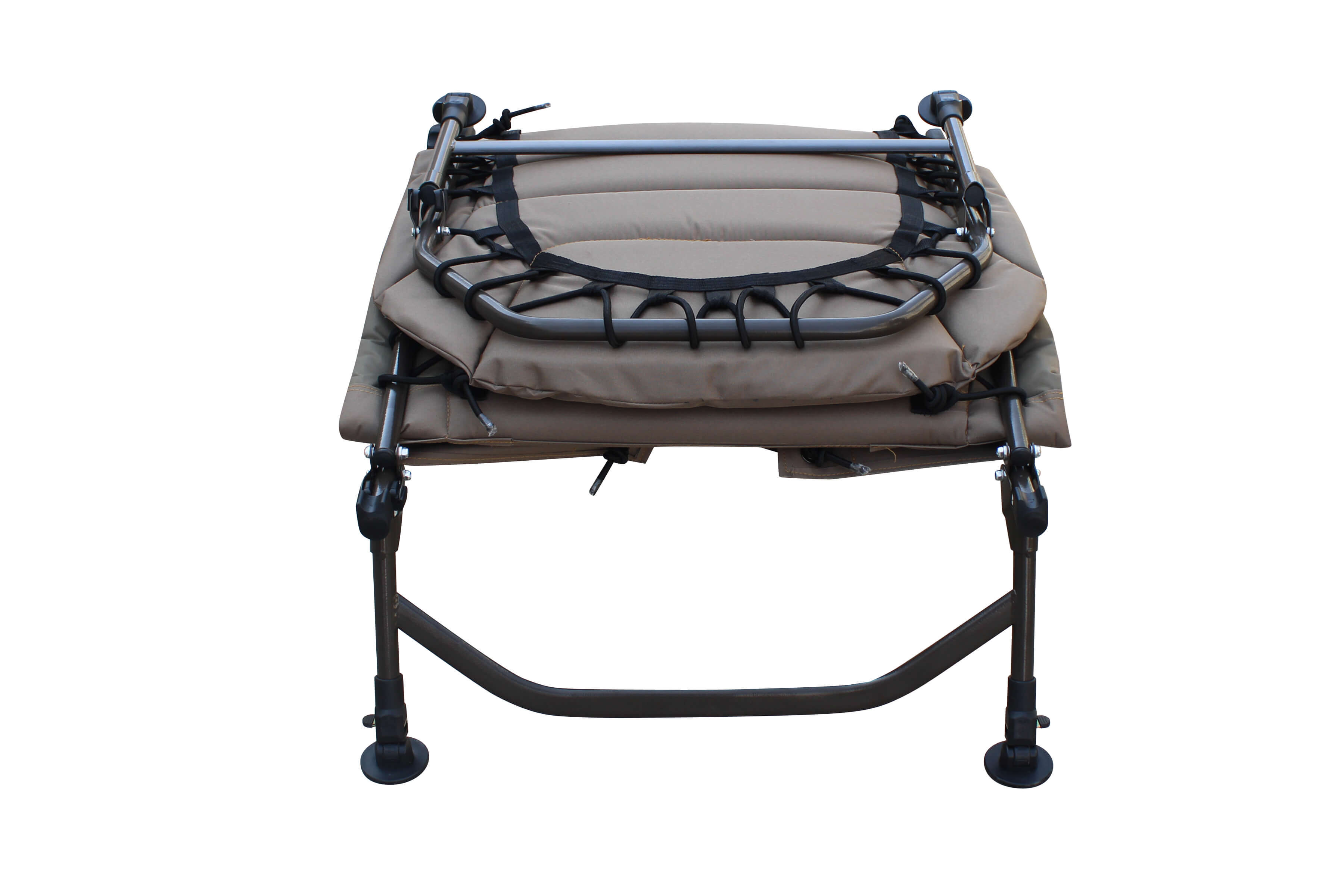 Cómoda silla cama de pesca para pescadores de carpas, perfecta para largas sesiones junto al agua.