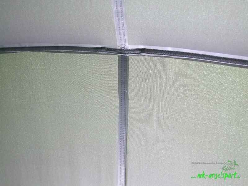 HOT-SPOT-Rock-1-Man-Overwrap_b7-png Innenansicht eines Angelzeltes, ideal für Karpfenangler, die Komfort und Schutz suchen.