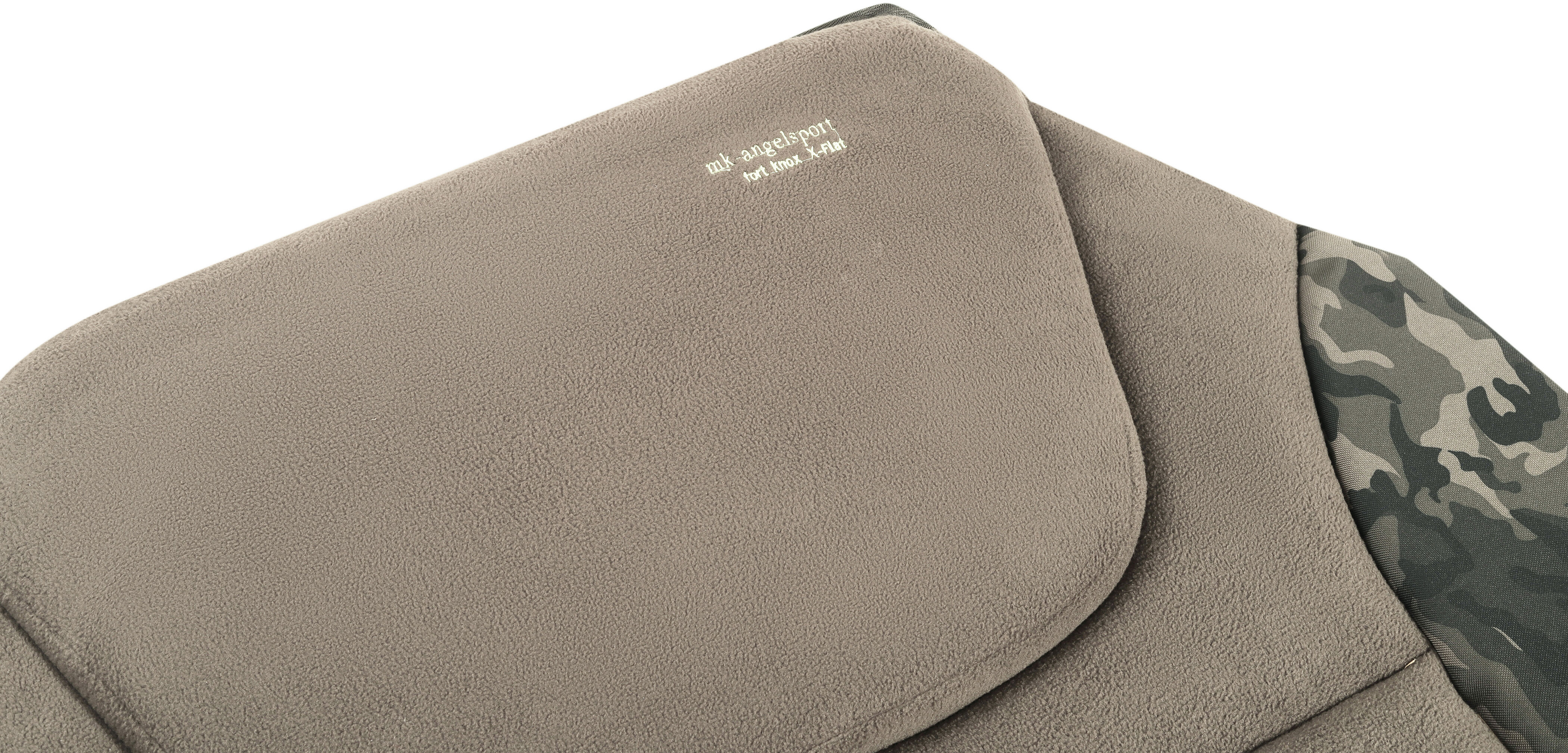 Comfortabele visstoel met camouflageaccenten, perfect voor lange karpervissessies.