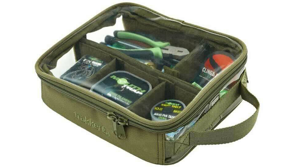 204937-trakker-ngx-bitz-large Une boîte à matériel remplie d'équipements et d'outils essentiels pour la pêche à la carpe.