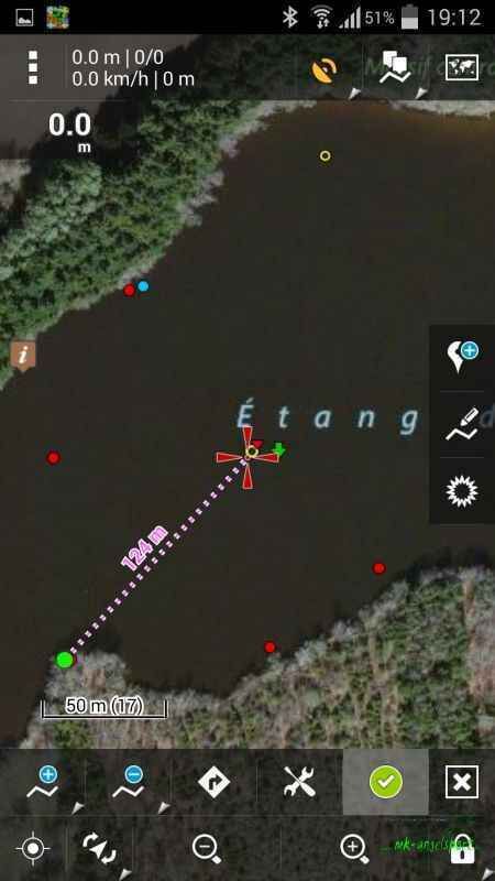 gpsfutterboot_b3-png Angel-App-Schnittstelle, die den Standort und die Entfernung zu Angelplätzen an einem See anzeigt.