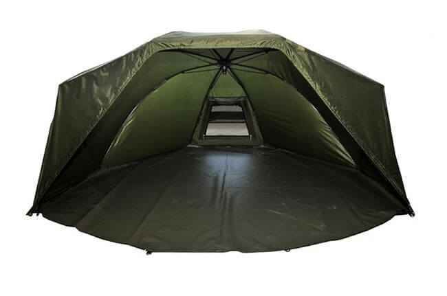 467_4 Ruime groene visschuilplaats, ideaal voor karpervissers, die comfort en bescherming biedt.