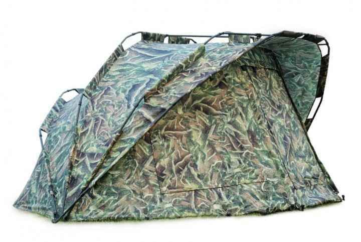 Fort Knox 2 Mann Bivvy im Nature Design Tarnzelt für Karpfenangler, das Schutz und Komfort bietet.