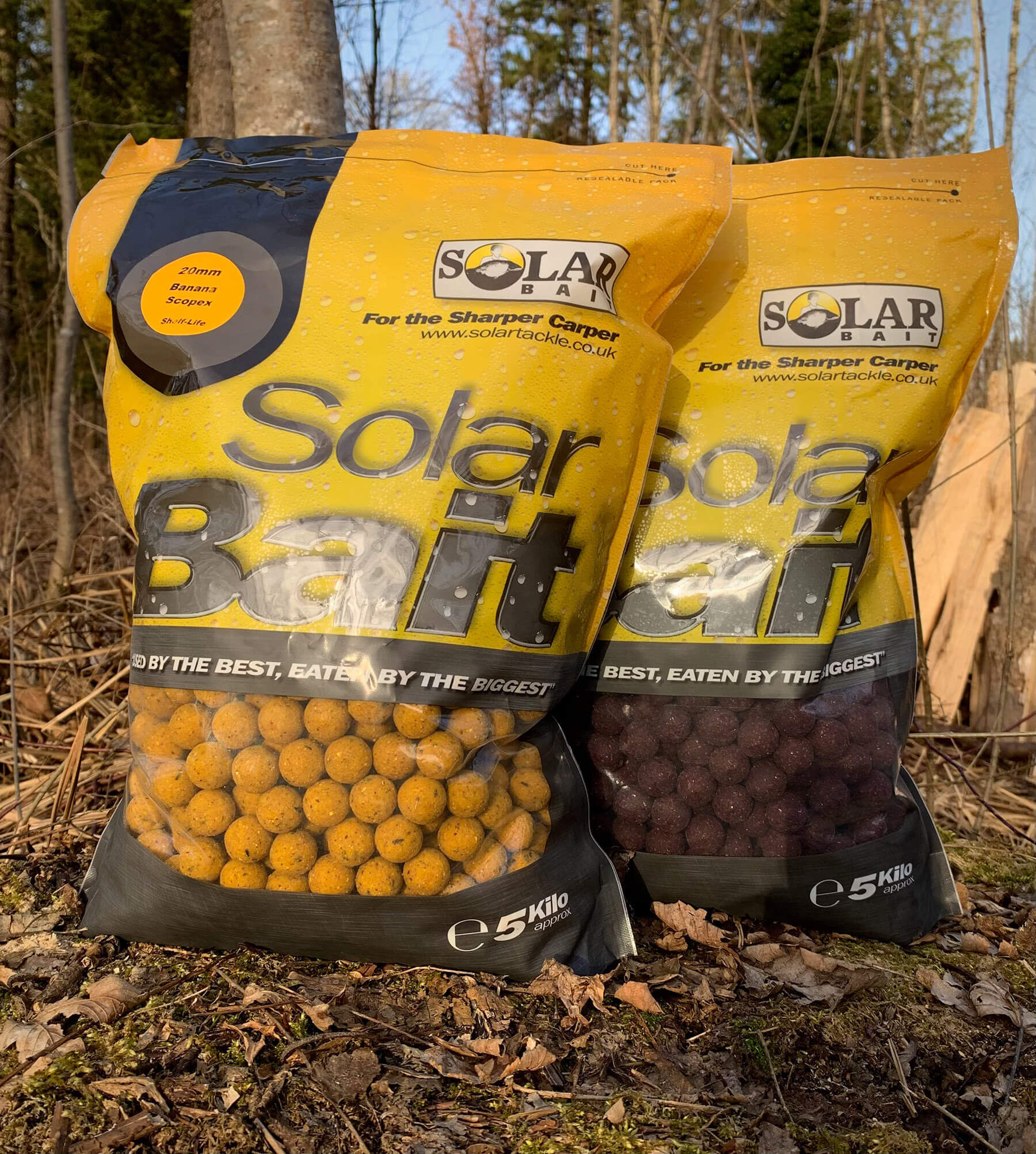 beide-sorten Due sacchetti di Solar Bait con kettlebell gialle e viola per gli appassionati di pesca alla carpa.
