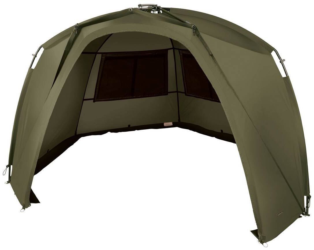 trakker-t100-brolly-2 Abri de pêche spacieux offrant protection et confort au carpiste lors des séances.