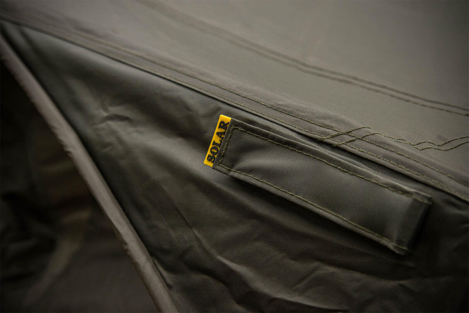 solar-ug01-brolly-2 Robuster Angelunterstand mit Solar-Branding, perfekt für Karpfenangler unterwegs.